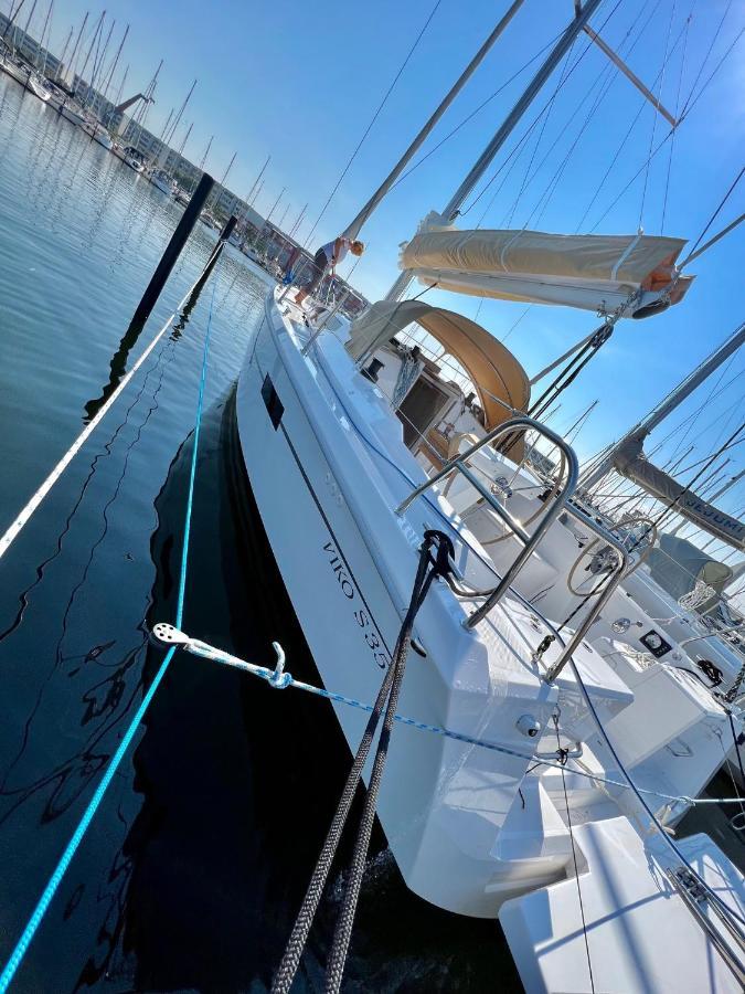 מלון Burgtiefe auf Fehmarn Hausboot Segelyacht Nui מראה חיצוני תמונה